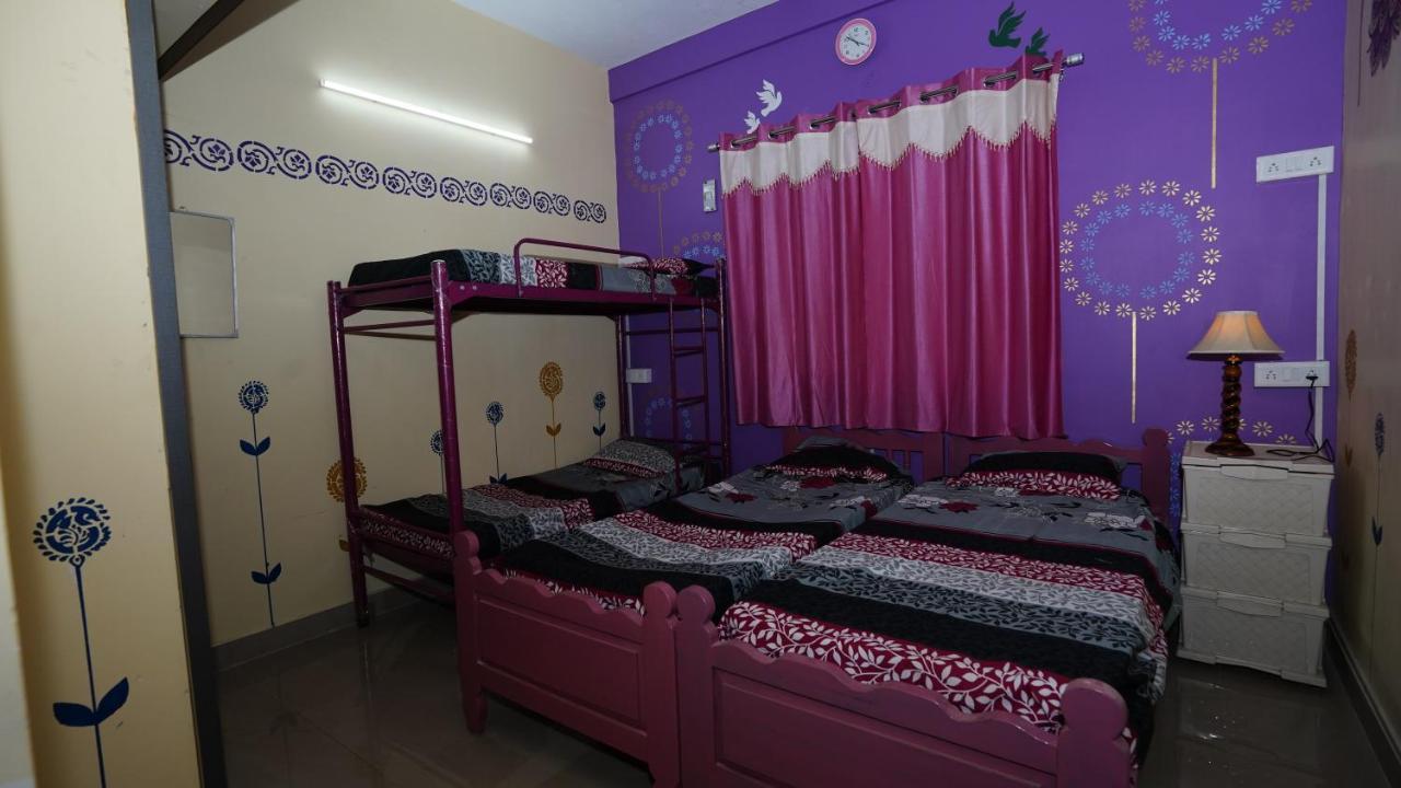 نزل شينايفي Easvari Grand Pg For Women - Female Only المظهر الخارجي الصورة