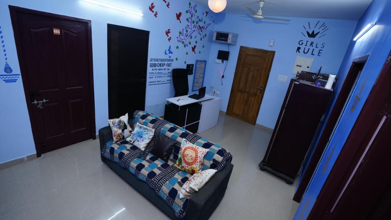 نزل شينايفي Easvari Grand Pg For Women - Female Only المظهر الخارجي الصورة