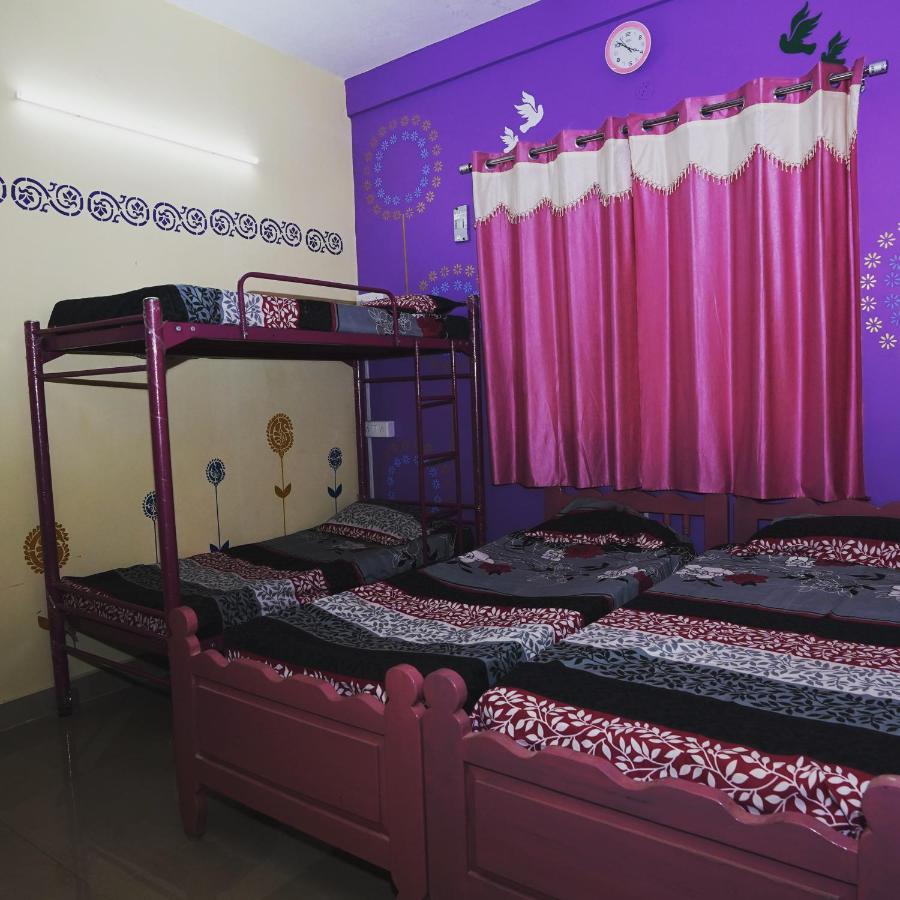 نزل شينايفي Easvari Grand Pg For Women - Female Only المظهر الخارجي الصورة